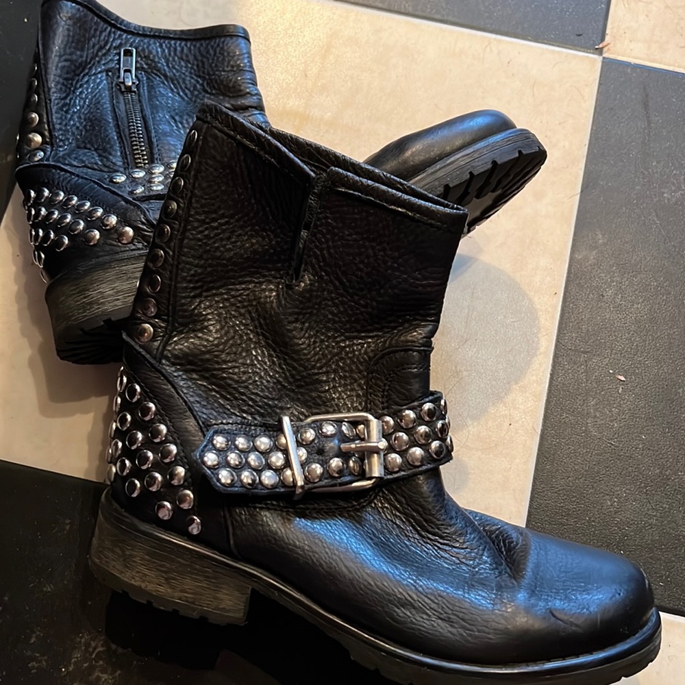 Steve Madden size 6 black studded moto boot